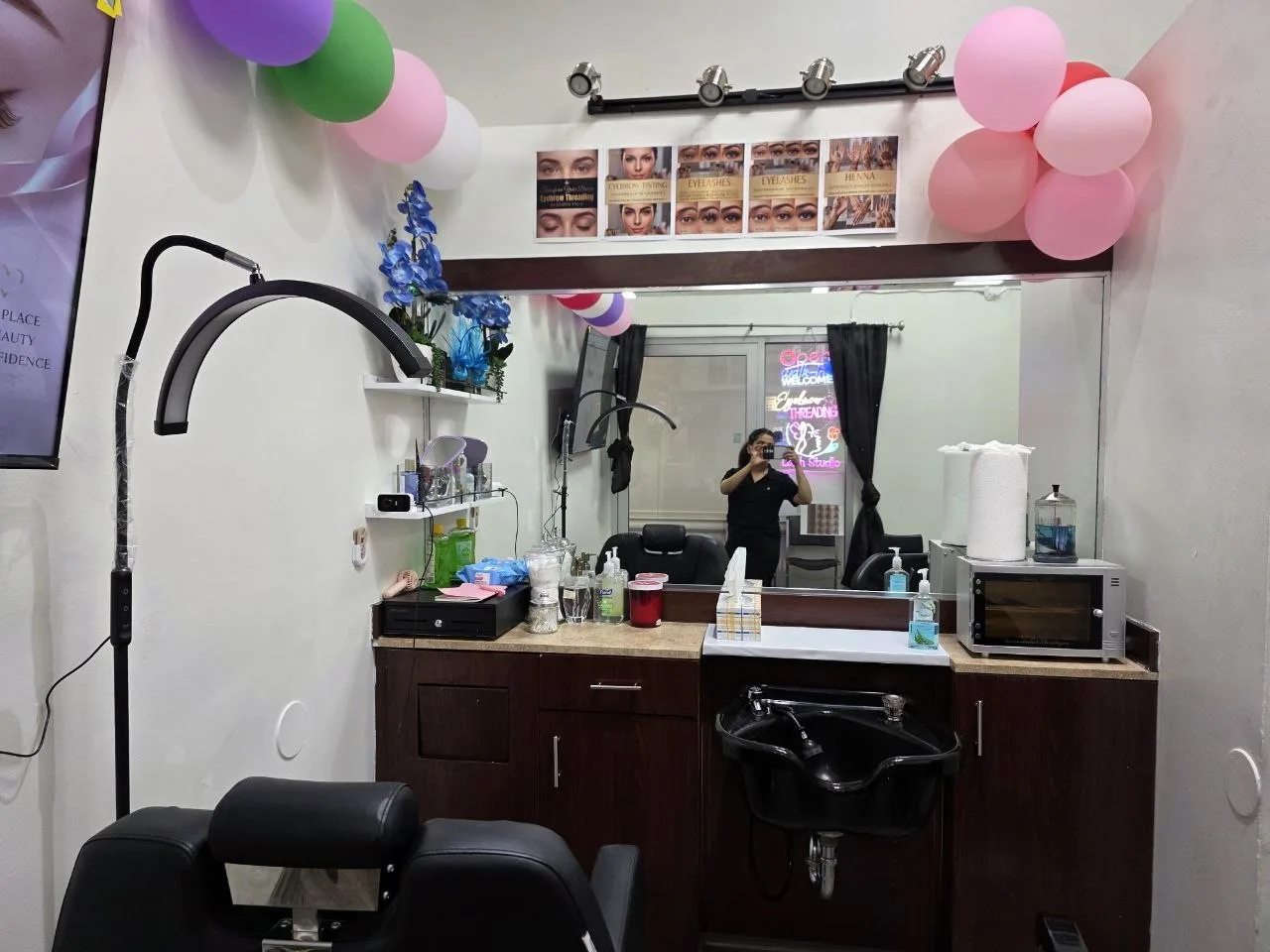 Reception & mirror area